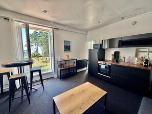Jääkaappi, mikroaaltouuni, uuni, liesi