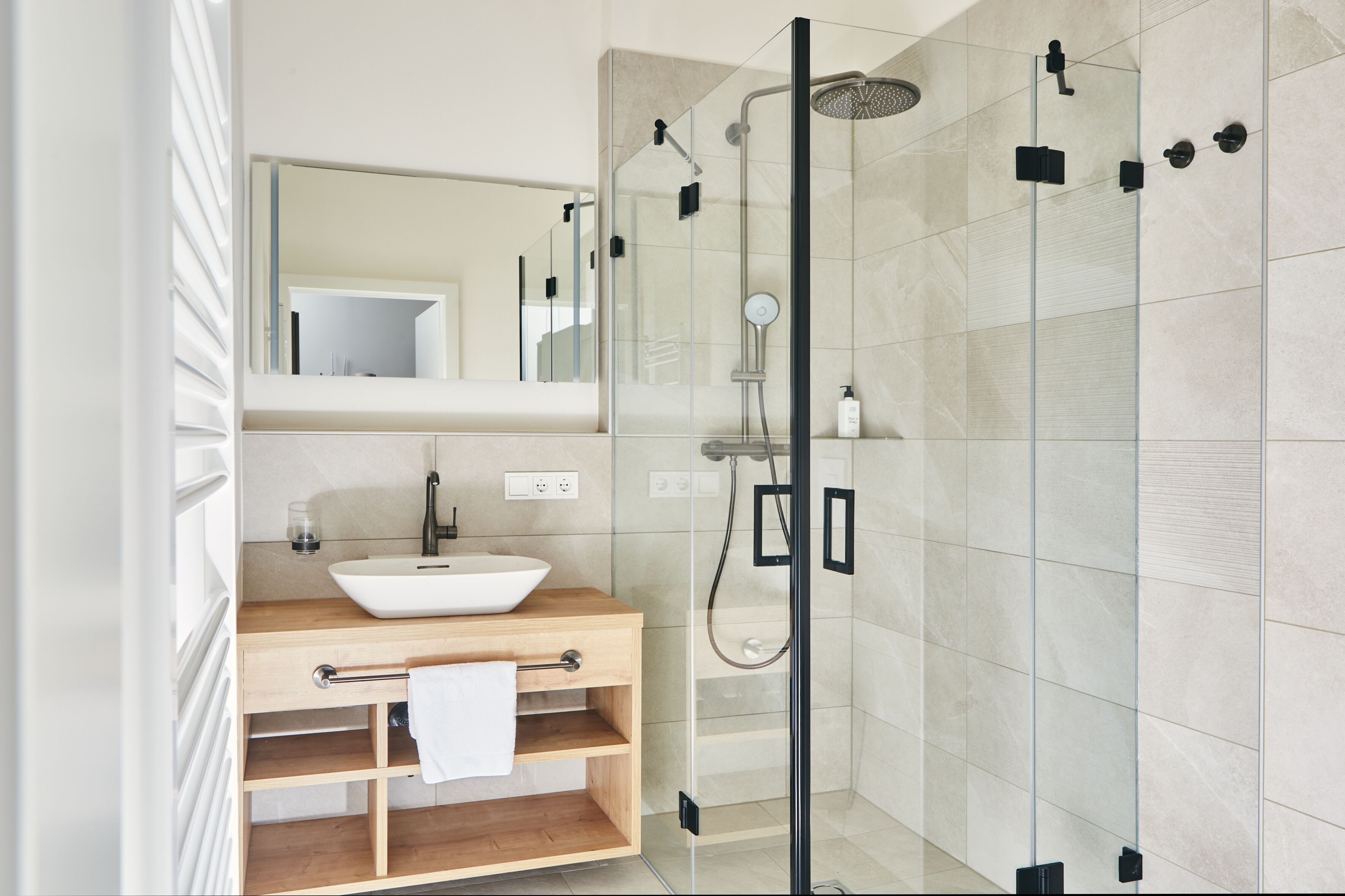 Executive-Apartment, 2 Schlafzimmer, Nichtraucher, Balkon | Badezimmer | Dusche, Haartrockner, Handtücher, Seife