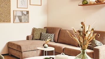 Comfort-Apartment, 2 Schlafzimmer, Nichtraucher, Küche | Wohnzimmer | 43-Zoll-Flachbildfernseher mit Digitalempfang, Fernseher