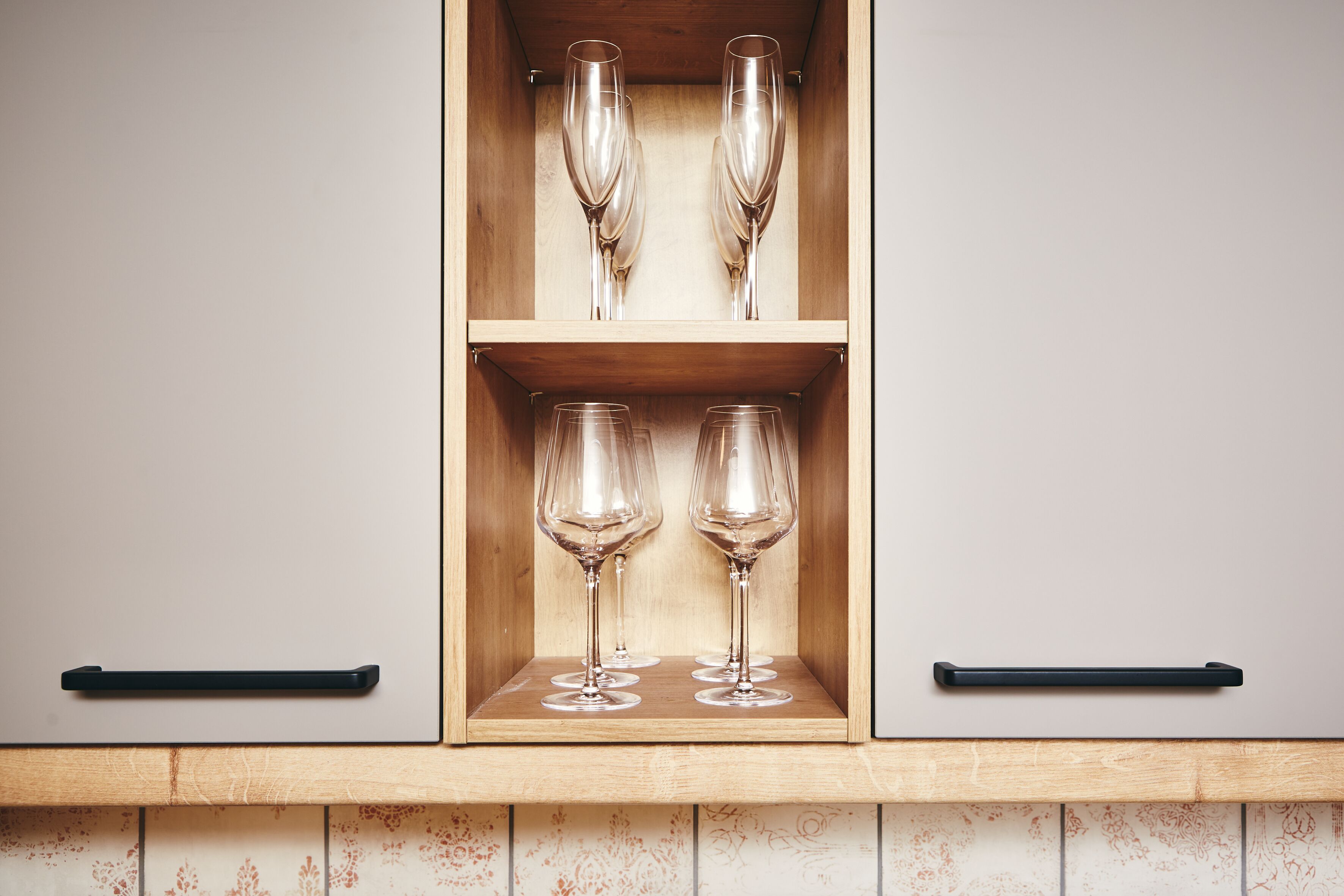 Un meuble en bois doté de deux étagères, chacune pouvant accueillir des verres à vin.