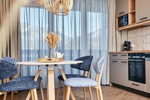 Economy Apartment, 1 Bedroom, Non Smoking, Kitchen | Private kitchen | Full-size fridge, microwave, oven, stovetop