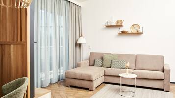 Superior-Apartment, 1 Schlafzimmer, Nichtraucher, Küche | Wohnbereich | 43-Zoll-Flachbildfernseher mit Digitalempfang, Fernseher