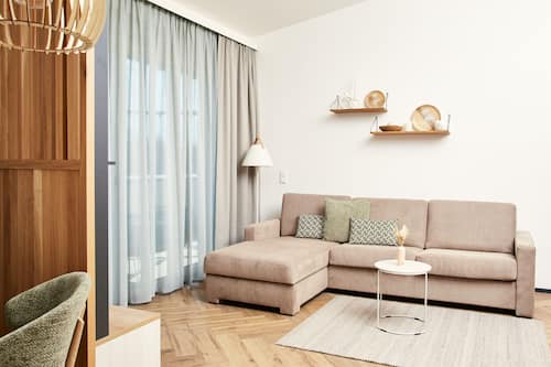 Appartement supérieur, 1 chambre, non-fumeur, cuisine | Aire de séjour | Téléviseur à écran plat de 43 po avec télévision numérique, téléviseur