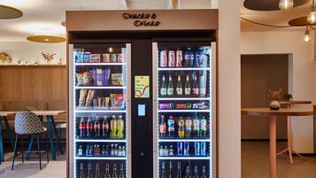 Distributore automatico con snack e bevande.