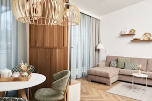 Apartamento superior, 1 quarto, para não fumantes, cozinha | Área de estar | TV de tela plana 43 polegadas com canais digitais, TV