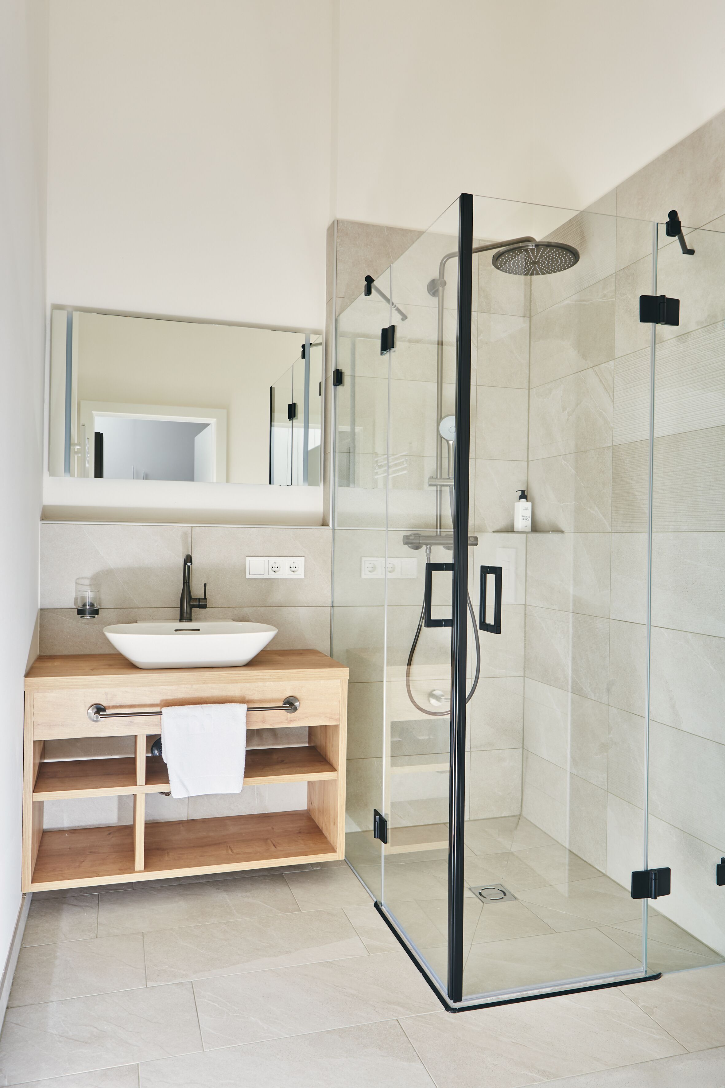 エグゼクティブ アパートメント 2 ベッドルーム 禁煙 バルコニー | バスルーム | シャワー、ヘアドライヤー、タオル、石鹸