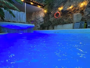 Alberca al aire libre y alberca climatizada