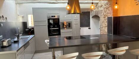 Kühlschrank, Mikrowelle, Ofen, Herdplatte