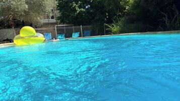 Een buitenzwembad en een verwarmd zwembad