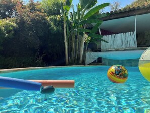 Utomhuspool och uppvärmd pool
