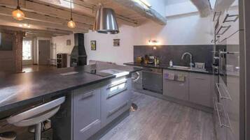 Een koelkast, een microgolfoven, een oven, een kookplaat