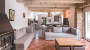 Una sala de estar moderna con un sofá, una mesa de centro y una chimenea.