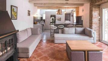 Smart-tv, een dvd-speler, boeken en een stereo