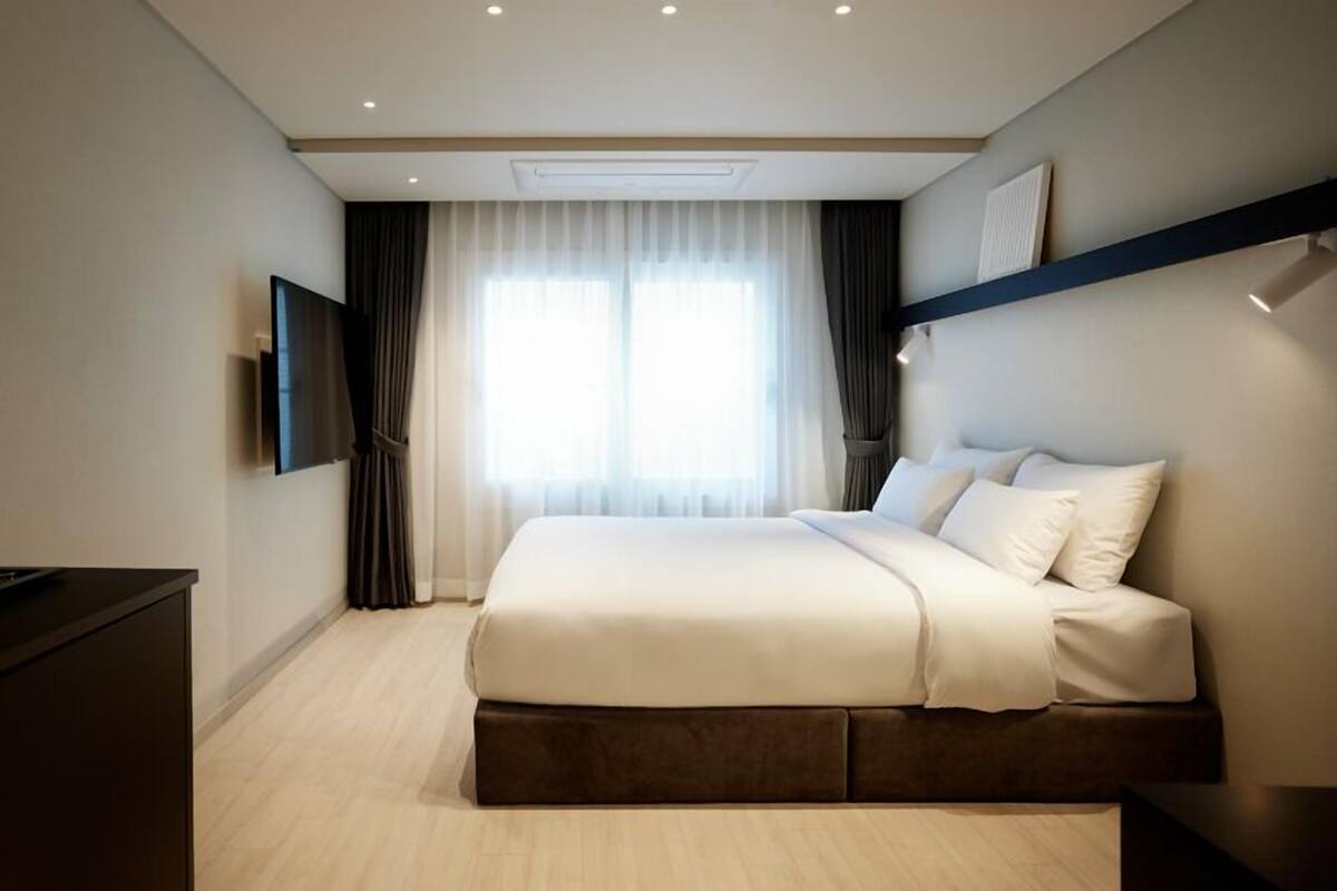 Soundproofing, WiFi (free), bed sheets