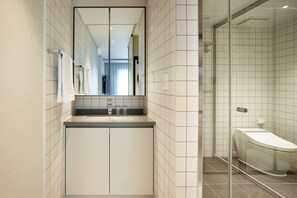 Suite | Bad | Dusj, hårføner, badekåper og bidé