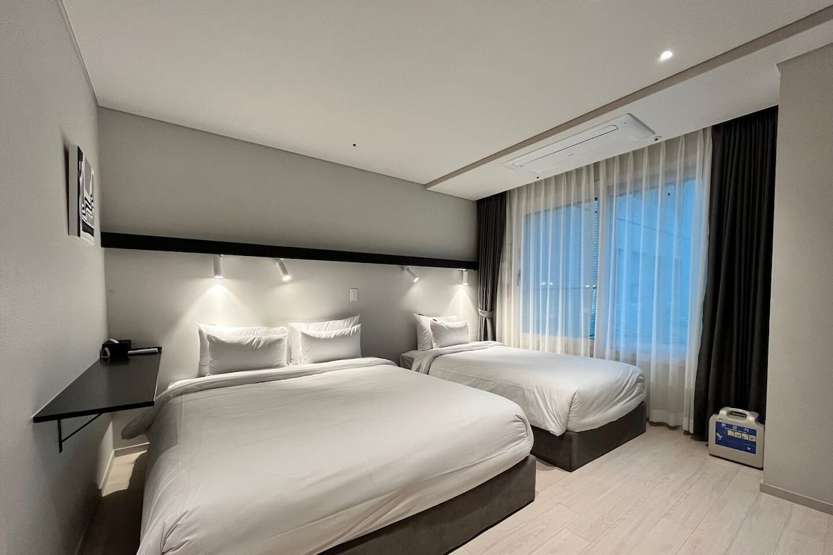 Deluxe Family Twin | Soundproofing, WiFi (free), bed sheets
