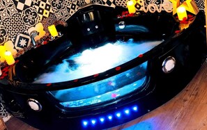Indoor spa tub - COSY MOUNTAIN LOVE ROOM (Évreux)