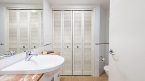 Bathroom - The Sands Unit 19 - Lifestyle Yamba (YAMBA)