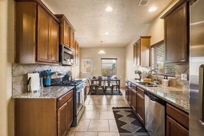 Fridge, microwave, oven, stovetop - ❤ 3BR Albuquerque Home 20 min from Hot Air Balloon (Albuquerque)