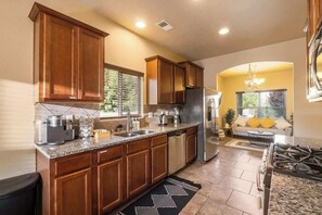 Fridge, microwave, oven, stovetop - ❤ 3BR Albuquerque Home 20 min from Hot Air Balloon (Albuquerque)