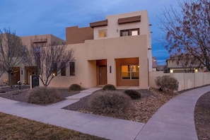 Exterior - ❤ 3BR Albuquerque Home 20 min from Hot Air Balloon (Albuquerque)