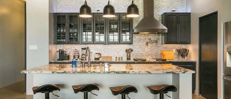 Réfrigérateur, four, plaque de cuisson, lave-vaisselle