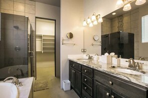 Shower, hair dryer, shampoo - Modern 3BR Home Across from Netflix Studio! (Albuquerque)