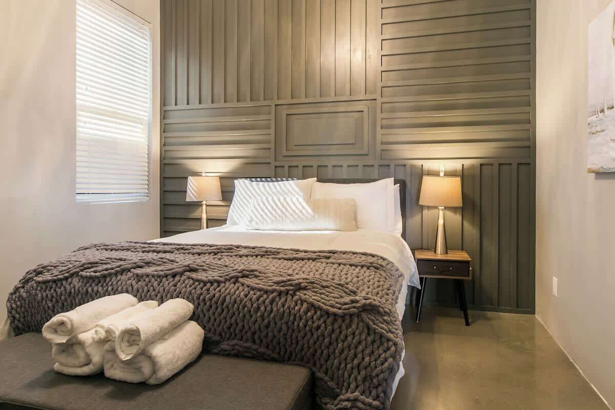 3 habitaciones, tabla de planchar con plancha, wifi y ropa de cama 