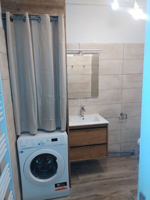 Dusche, Haartrockner, Handtücher, Seife