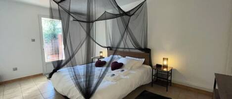 2 chambres, coffres-forts dans les chambres, fer et planche à repasser