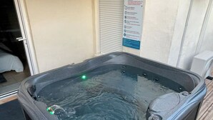 Ett bubbelbad med ett grönt ljus, en dörr och en skylt med instruktioner.