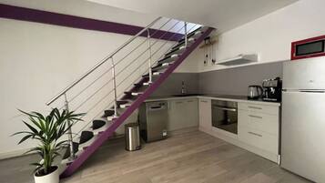 Een koelkast, een microgolfoven, een oven, een kookplaat