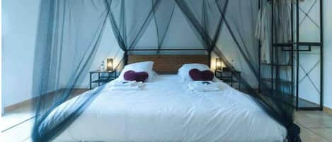 2 makuuhuonetta, tallelokero huoneessa, silitysrauta/-lauta