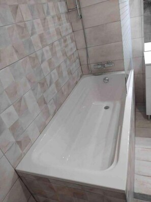 Ducha, secador de pelo, toallas y jabón