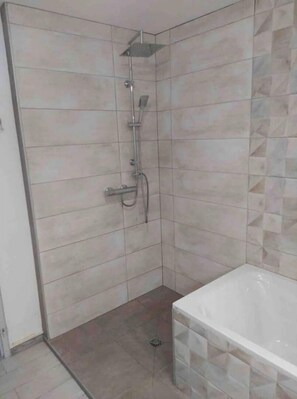 Dusche, Haartrockner, Handtücher, Seife