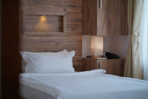 Ropa de cama de alta calidad y caja de seguridad en la habitación 