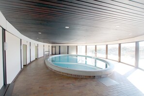 Indoor pool, a heated pool - Vacation apartment. Wyk, 2 rooms, approx. 50 m² raised first floor with sea view of the Halligen (Wyk)