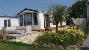 Outdoor dining - 5. Beachhouse, 1km from Sea, Swimming Pool, Playground, Camping (Petten)