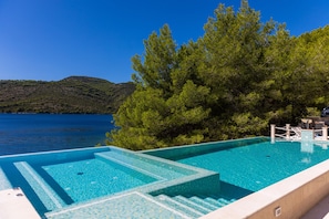 Piscine extérieure (ouverte en saison), cabanons gratuits