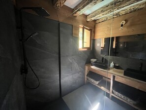 Een douche, een haardroger, handdoeken, toiletpapier