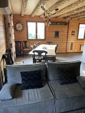 Smart TV, chimenea, reproductor de DVD y tenis de mesa