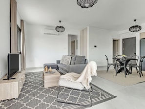 Apartment, 2 Schlafzimmer, Balkon, Stadtblick | Wohnzimmer