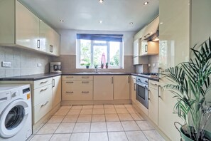 Apartment | Private kitchen | Fridge, microwave, oven, stovetop - Stunning Riverside 1-bed Apartment in North London (London)