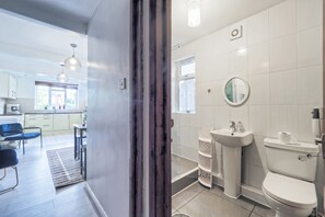 Apartment | Bathroom | Shower, hair dryer, towels