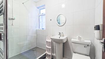 Apartment | Bathroom | Shower, hair dryer, towels