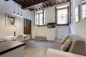 Apartment | Wohnbereich | 40-Zoll-Flachbildfernseher mit Digitalempfang, Fernseher