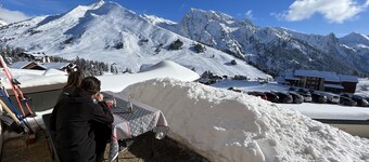 Apartment with terrace, panoramic view and skis at your feet
