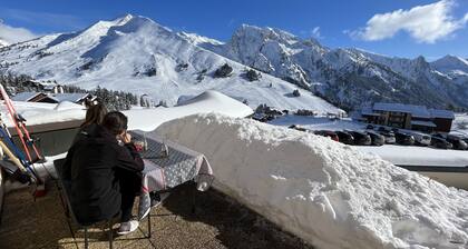 Appartement avec terrasse vue panoramique et skis aux pieds