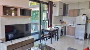 Een koelkast, een microgolfoven, een kookplaat, een vaatwasser