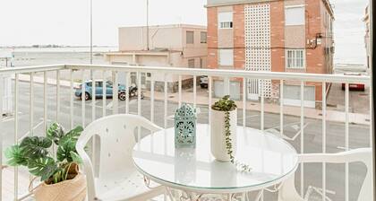 Apartment facing the sea, familiar and cozy.